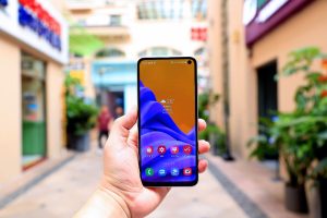 拼多多遭遇大面积“薅羊毛”；京东春节照常送货